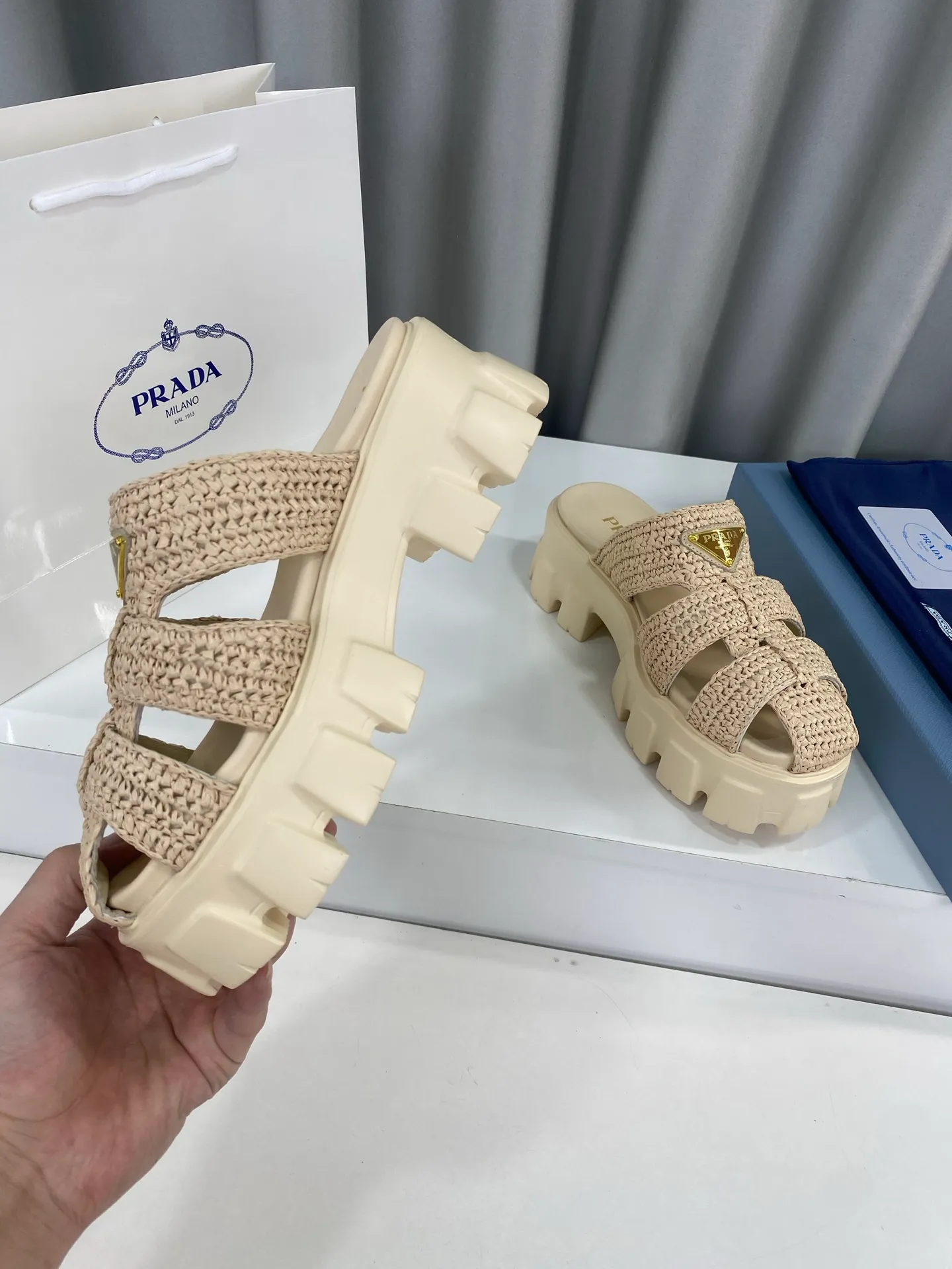 👟👟Ex-factory price 520👟👟 Prada's latest bamboo cage weaving thick-soled triangle buckle sandals☑️ Latest environmentally friendly PP material, fully hand-crocheted, just like knitting sweaters, slow work and meticulous work, retro fashionable thick-soled shoes, with woven uppers, making the whole pair of shoes light and comfortable, bright colors, satisfying various choices for fashionable people with different styles! The iconic metal triangle logo is paired with the shape of ancient beach sandals. Every design element is fashionable! Size: Women's 35-39 (34, 40, custom-made, non-returnable) Full set of counter original packaging